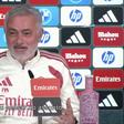 Perguntaram a Mourinho sobre a barba e o onze e ele fez toda a sala rir
