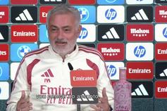 Perguntaram a Mourinho sobre a barba e o onze e ele fez toda a sala rir