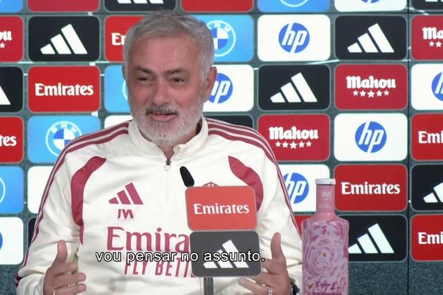 Perguntaram a Mourinho sobre a barba e o onze e ele fez toda a sala rir