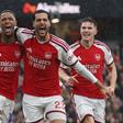 Centrais vestem a pele de goleadores e Arsenal cola-se ao Man. City no topo