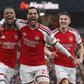 Centrais vestem a pele de goleadores e Arsenal cola-se ao Man. City no topo
