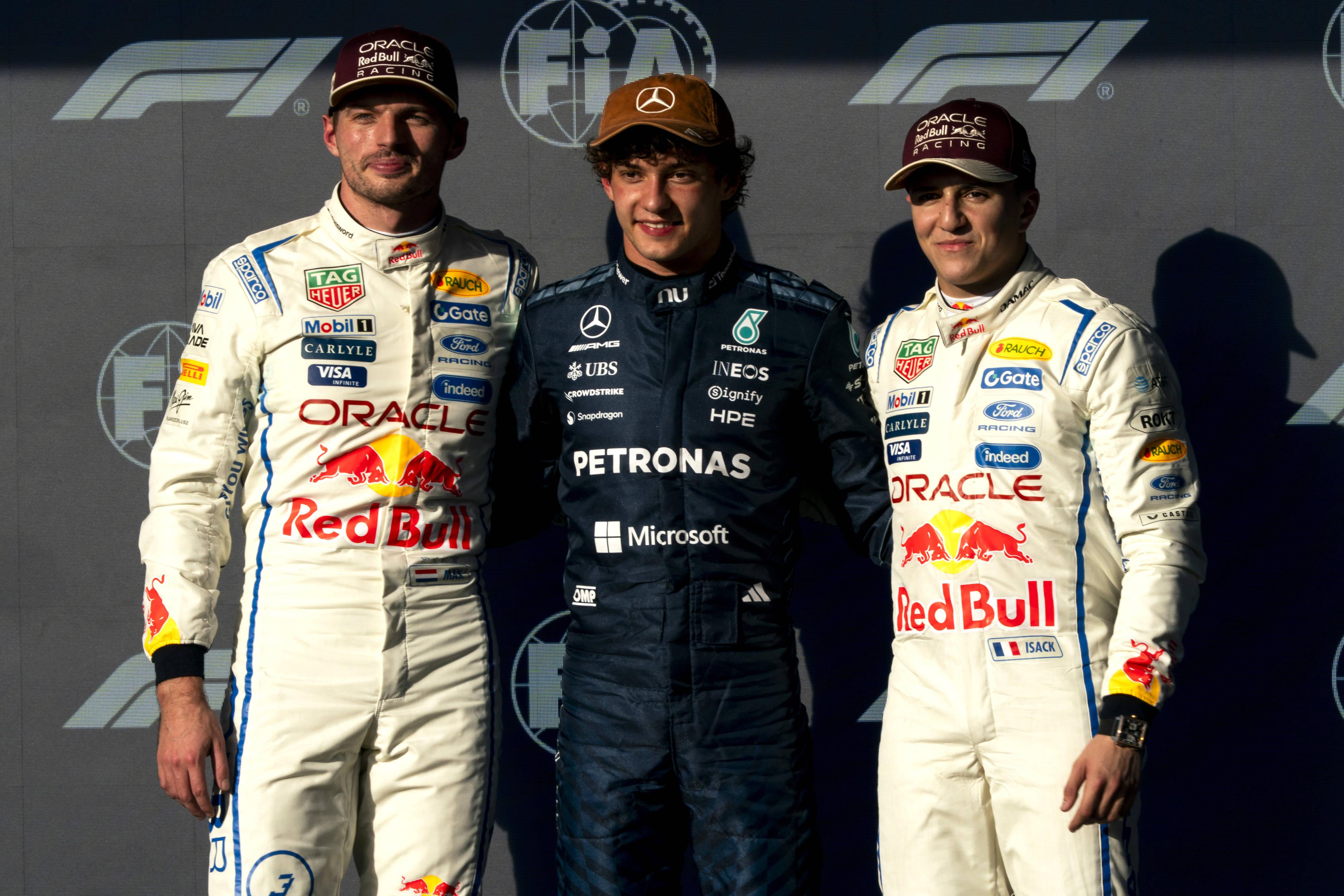 Kimi Antonelli com Max Verstappen e Isack Hadjar, após a qualificação do GP dos Estados Unidos