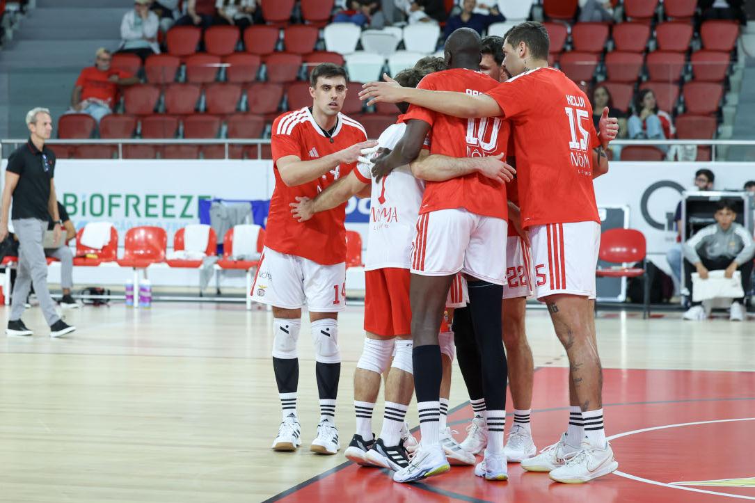 Equipa de voleibol do Benfica celebra primeira vitória no campeonato (foto SLB)