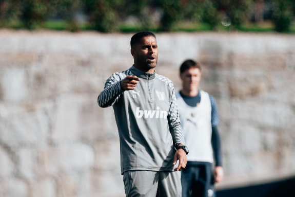 Quase dois anos depois, Ricardo volta a orientar o Famalicão de forma interina, agora diante do Rio Ave — Foto: Famalicão