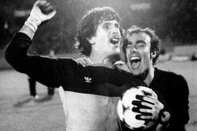 Águas (Carlos Marta), à direita, celebra vitória dos academistas em Alvalade, a 20 de janeiro de 1981, graças a um golo seu - Foto: A BOLA