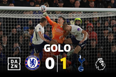 Autogolo caricato do guarda-redes do Chelsea dá vantagem ao Tottenham