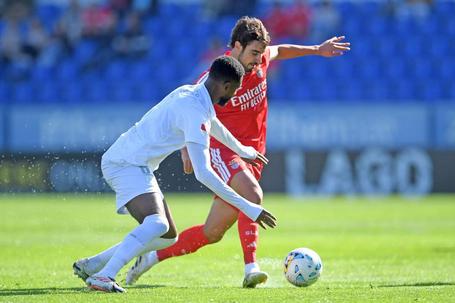 Nuno Félix conduz a bola com oposição de Diogo Mendes — Foto: SL Benfica