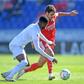 Nuno Félix conduz a bola com oposição de Diogo Mendes — Foto: SL Benfica