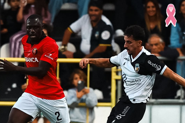 Golo de André Candeias foi insuficiente e o Farense foi goleado em casa pelo Penafiel — Foto: Farense
