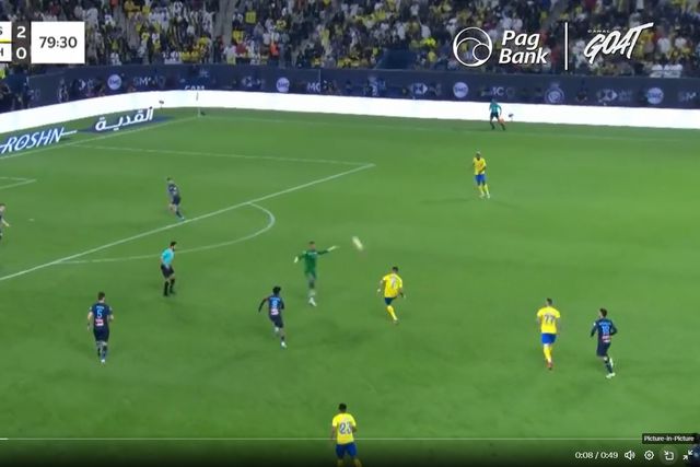 Que chapelada! Ronaldo apanha guarda-redes fora da baliza e marca golaço (vídeo)