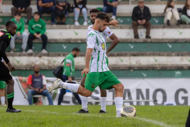 Passou por Sporting, Benfica e Deportivo até aos 17 e sonha afastar o Gil