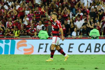 Brasil: Flamengo entra na corrida ao título e bate Bragantino de Pedro Caixinha