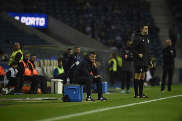 Varela testado a central para Barcelona? Conceição explica