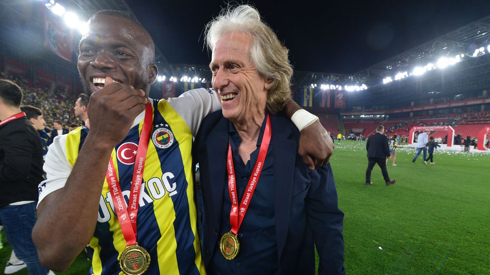 Fenerbahçe salda dívida a Jorge Jesus