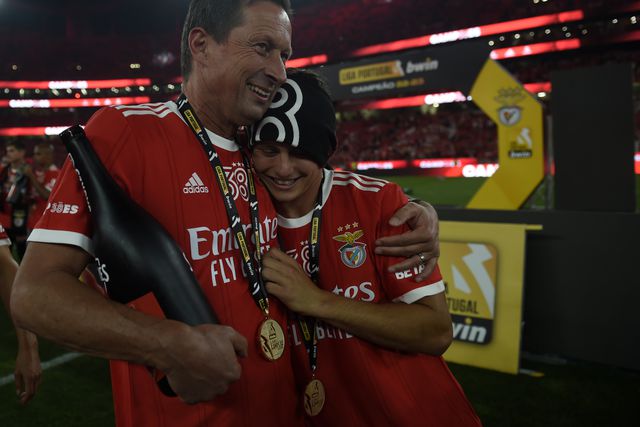 Schmidt: «João Neves joga bem em qualquer lado»