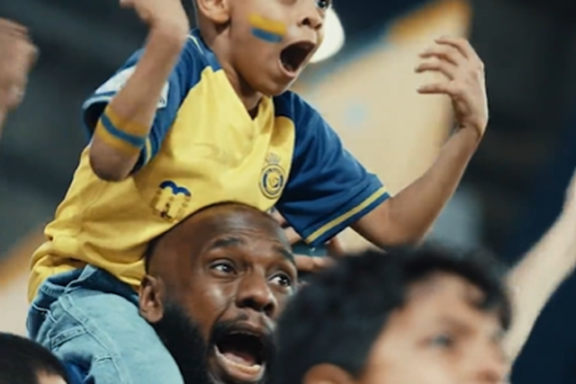 A reação imperdível de um jovem adepto ao chapéu de Ronaldo