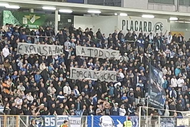 Super Dragões deixam recado a Villas-Boas