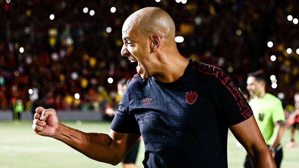 Treinador português Pepa a festejar