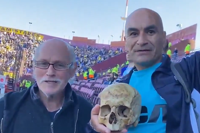 Surreal: adepto leva crânio do avô para 'ver' o Racing