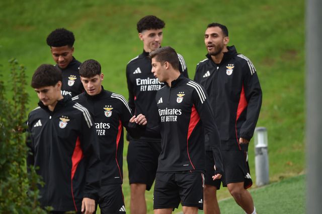 Pavlidis, com Manu à direita dele, no Seixal, antes do treino de véspera do jogo com o Ajax — Foto: Miguel Nunes