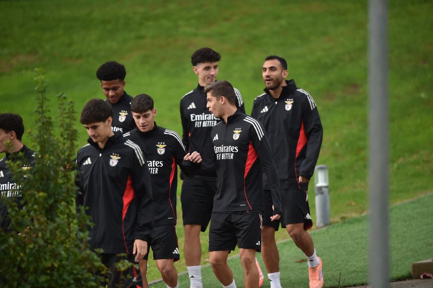 Pavlidis, com Manu à direita dele, no Seixal, antes do treino de véspera do jogo com o Ajax — Foto: Miguel Nunes