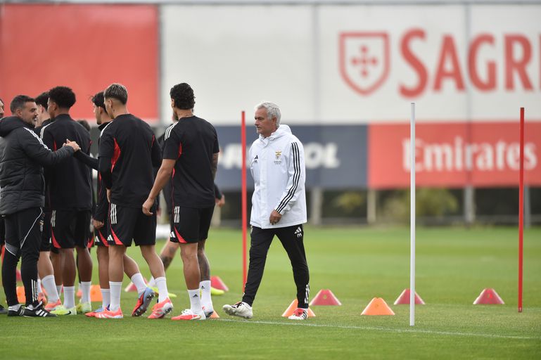 José Mourinho no treino do Benfica - Foto: Miguel Nunes