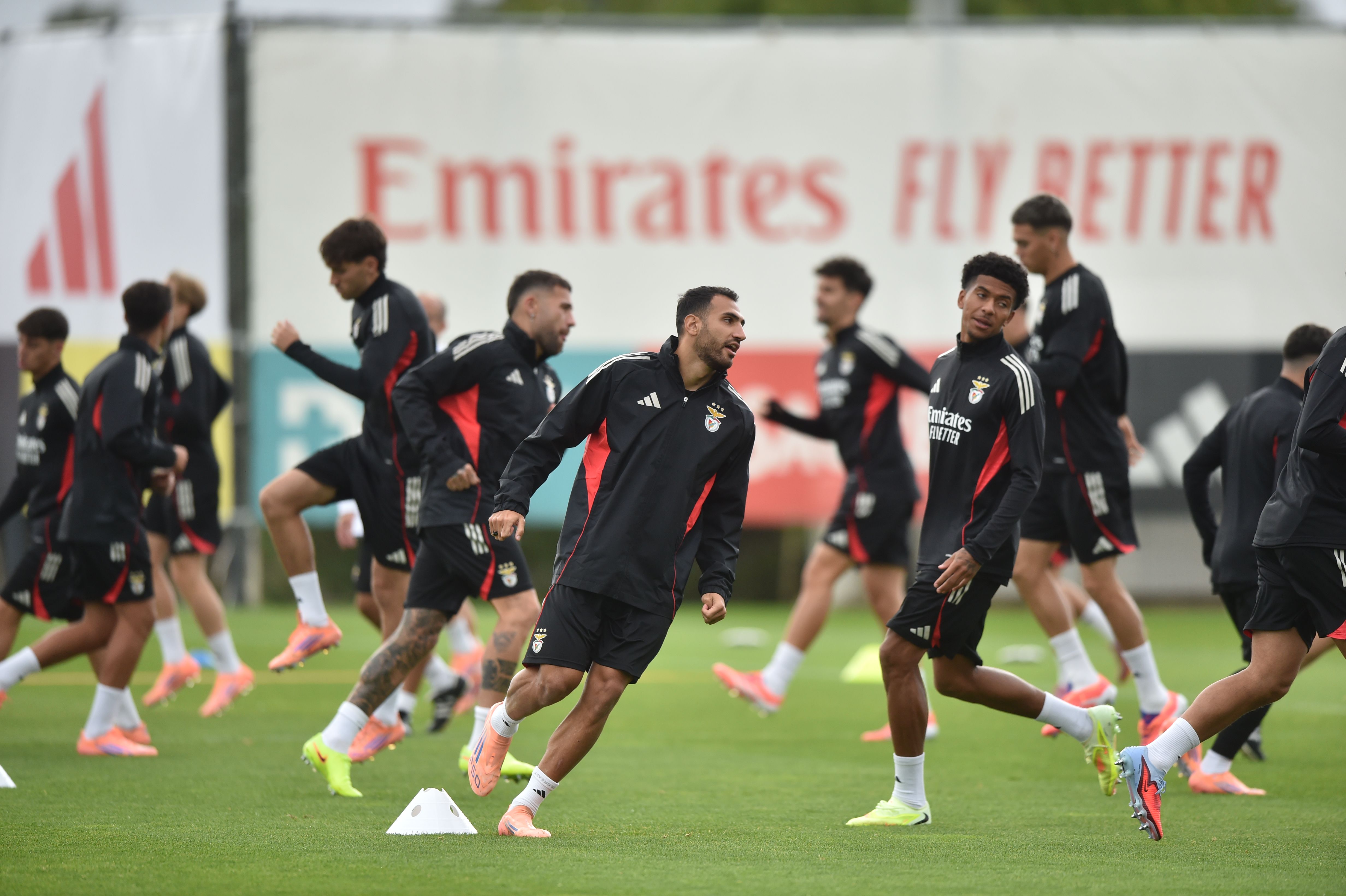 Pavlidis ao centro, no treino do Benfica - Foto: Miguel Nunes