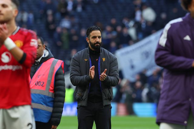 Ruben Amorim a agradecer o apoio dos adeptos do Man. United em casa do Tottenham