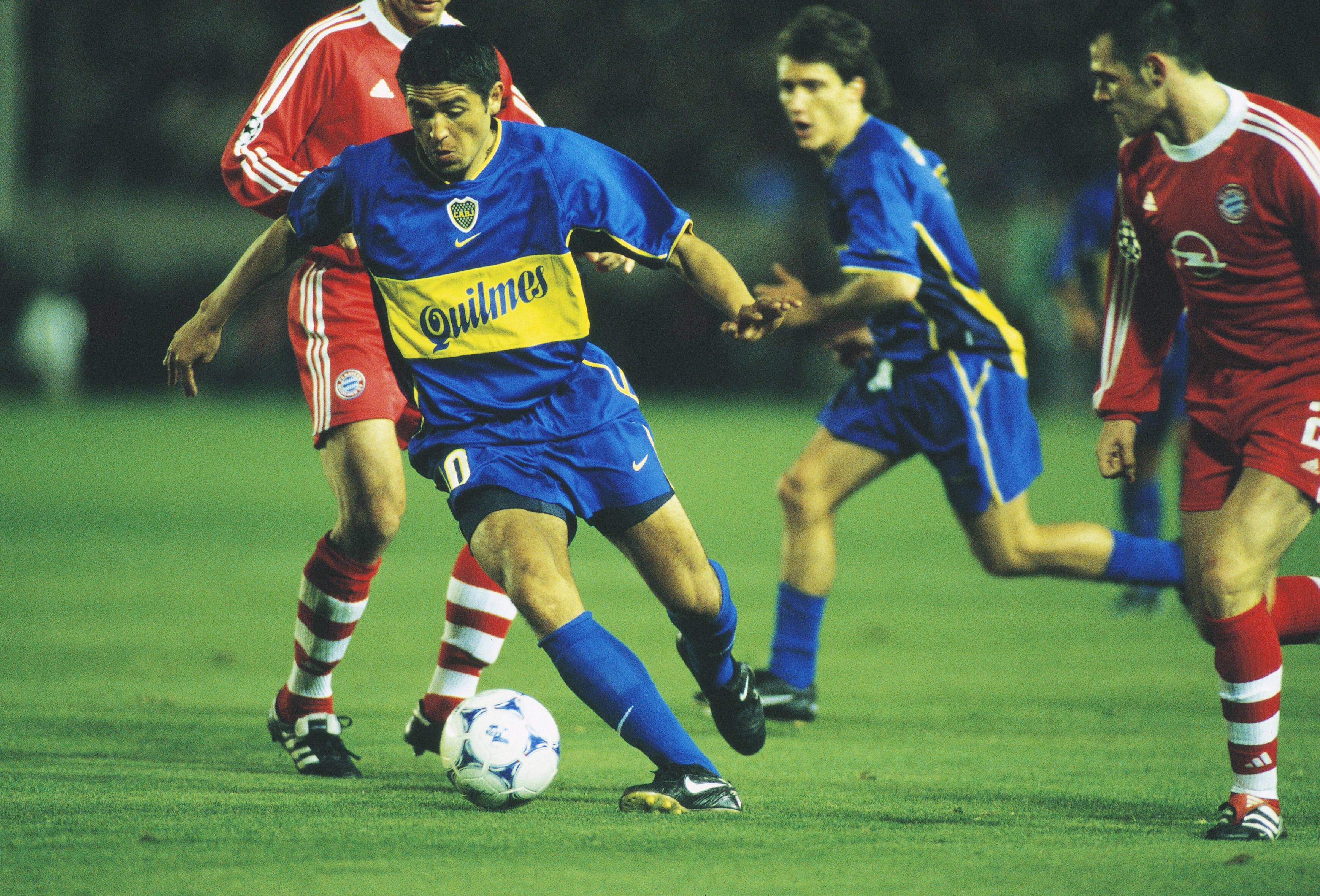 Um dos equipamentos mais reconhecíveis, a camisola azul e dourada do Boca Juniors muda muito pouco, mas  esta versão de 2001/02 tem o emblema ao centro e painéis debaixo dos braços