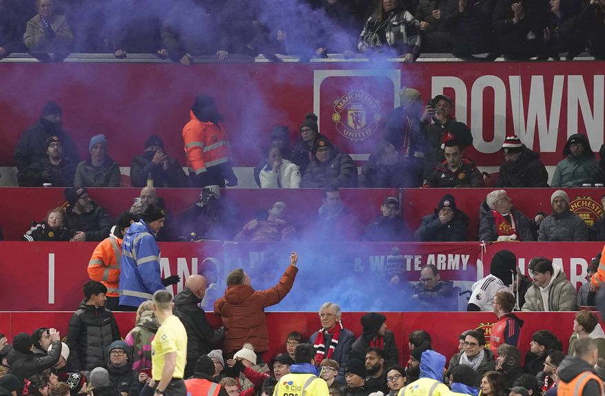 Zona dos adeptos do Manchester United com mobilidade reduzida foi alvo da perigosa estupidez de alguns adeptos do Everton - Foto: Andrew Yates/IMAGO