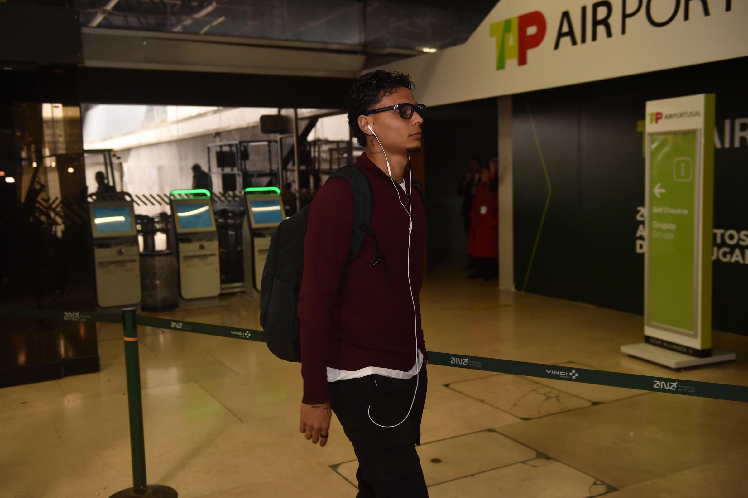 Richard Ríos na partida do Benfica para Amesterdão - Foto: Miguel Nunes