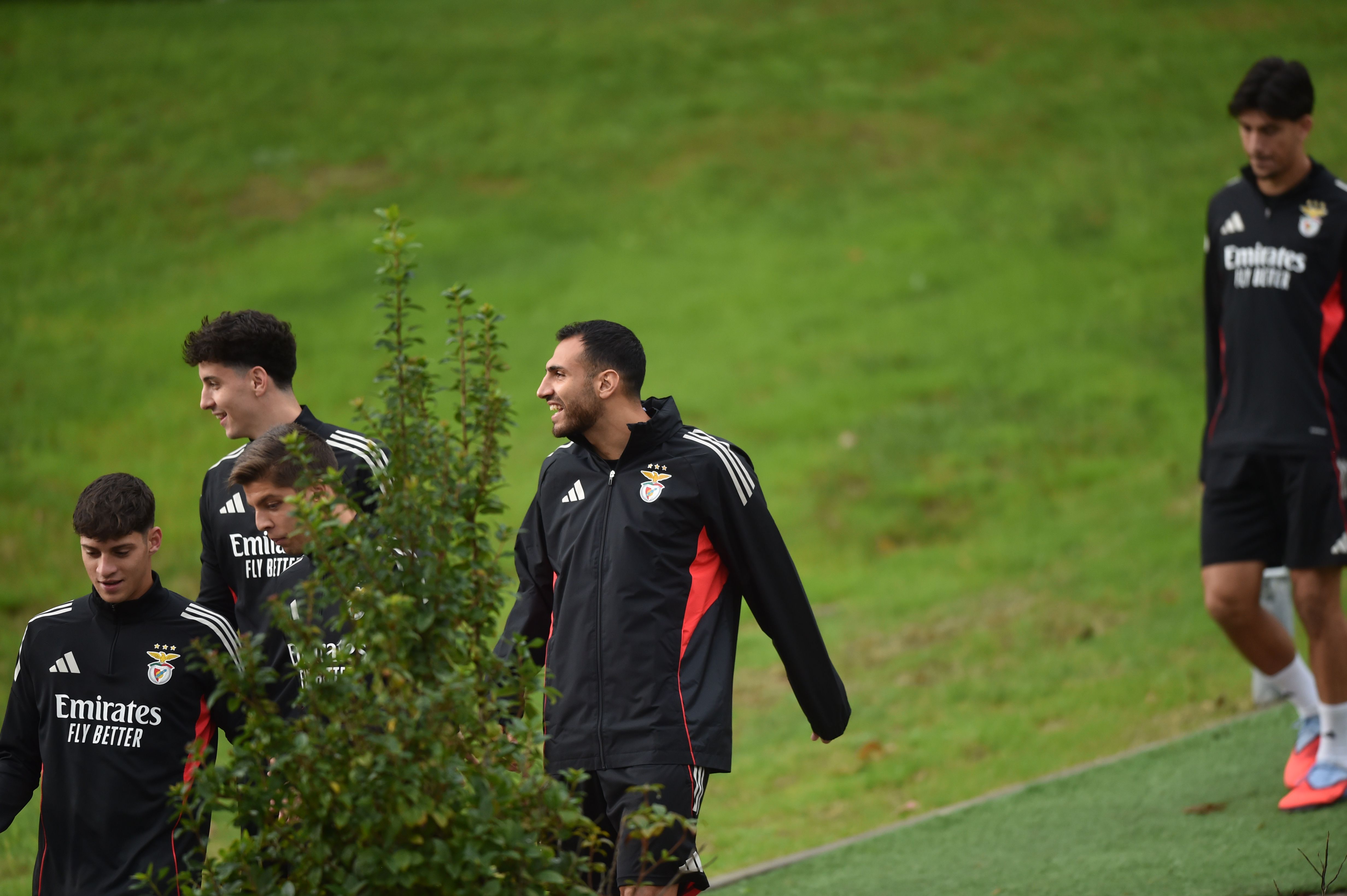 Jogadores do Benfica à chegada ao treino - Foto: Miguel Nunes
