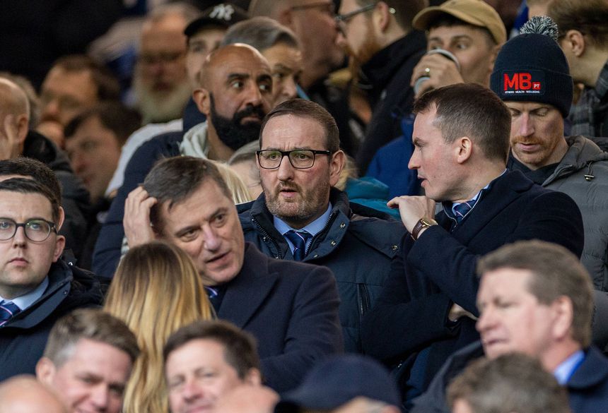 Kevin Thelwell, diretor desportivo do Rangers, a assistir a um jogo