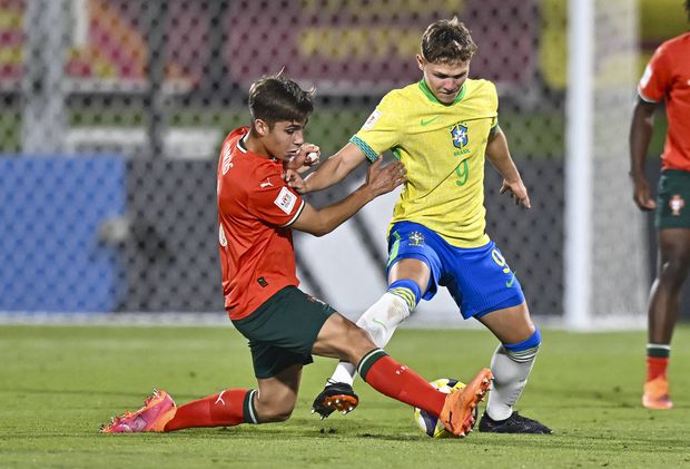 Rafael Quintas em ação no duelo entre Portugal e Brasil no Mundial sub 17 - Foto: IMAGO