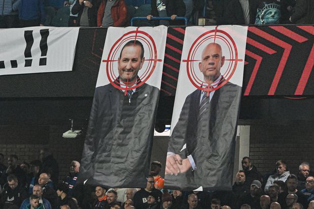 Adeptos escoceces insatisfeitos com a continuidade do CEO e diretor desportivo do clube