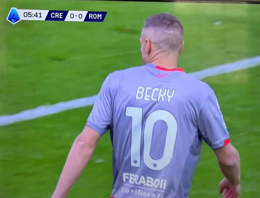 Vardy com o diminutivo da mulher nas costas - Becky