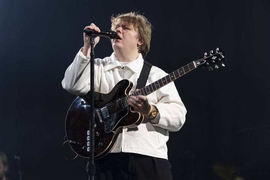 Lewis Capaldi numa atuação em Manchester