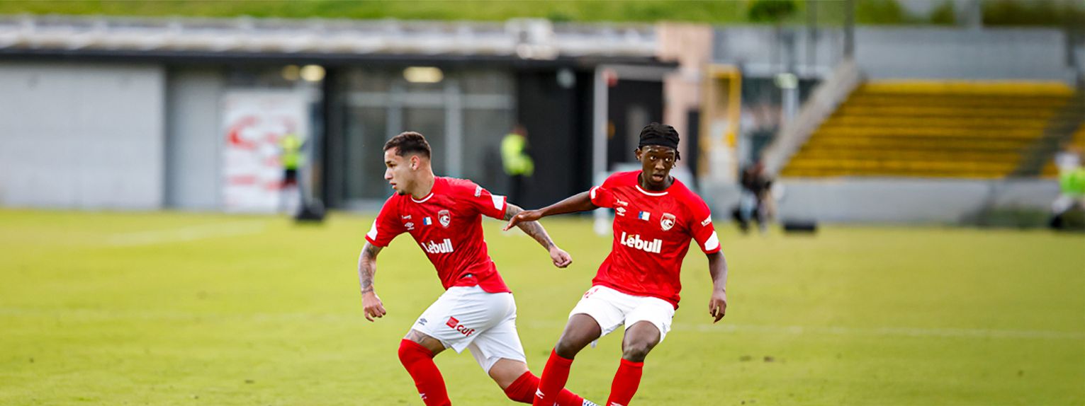 Adriel Moraes e Melvin Costa estrearam-se na equipa principal do Santa Clara, frente ao Comércio e Indústria. - Foto: SANTA CLARA