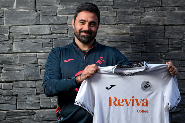 Vítor Matos já posou com a camisola do Swansea - Foto: SWANSEA CITY