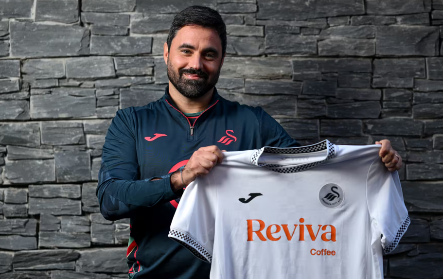 Vítor Matos já posou com a camisola do Swansea - Foto: SWANSEA CITY