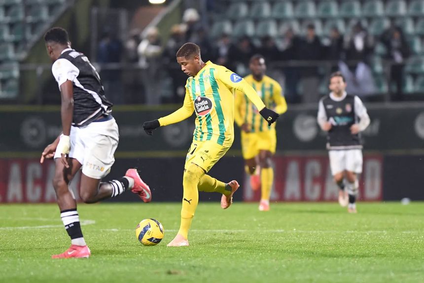 Jovem extremo brasileiro penitenciou-se pelo penálti falhado e garante tudo fazer para dar alegrias ao clube - Foto: Tondela