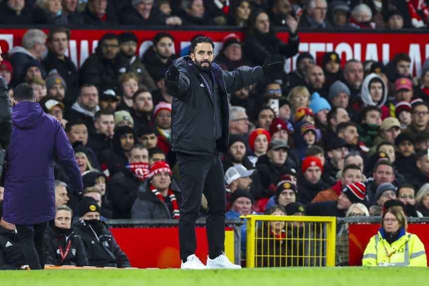 Ruben Amorim, treinador do Manchester United, em Old Trafford frente ao Everton