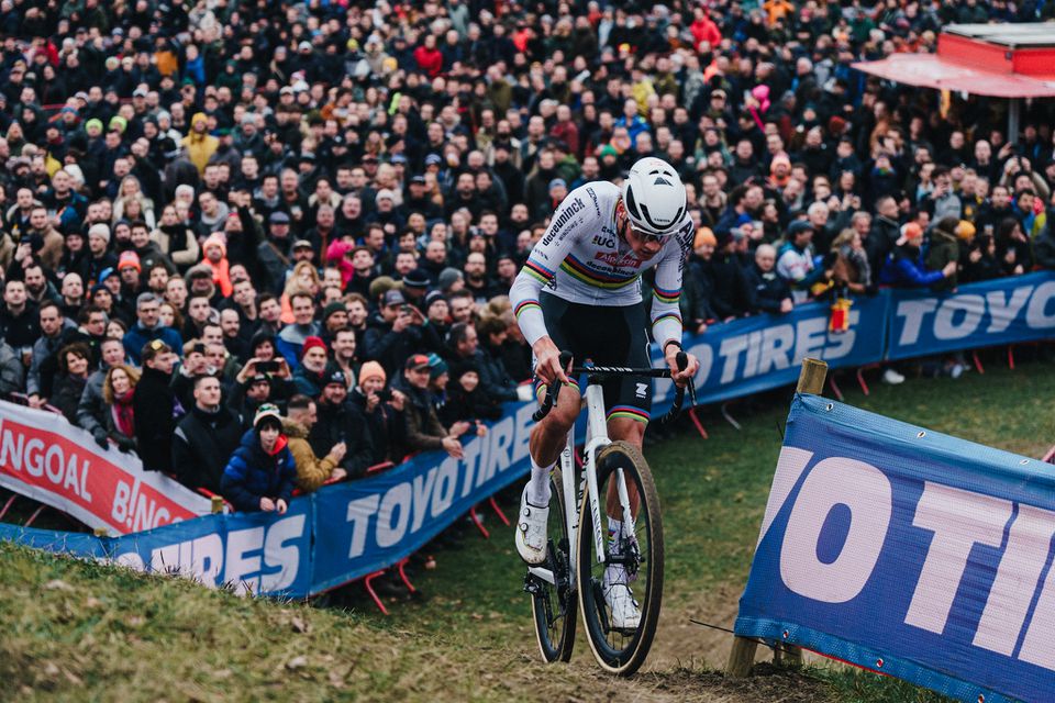 Van der Poel faz arco-íris brilhar entre superestrelas do ciclocrosse