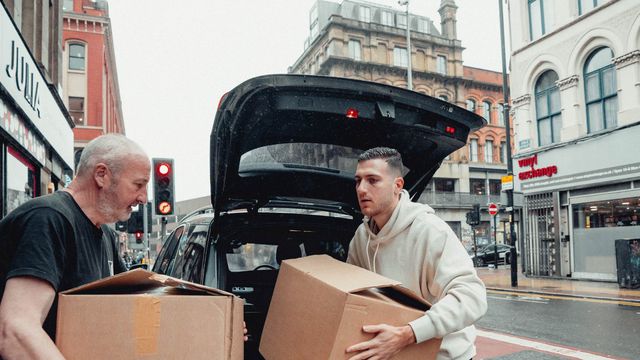 Diogo Dalot distribui comida e roupa em associação de sem abrigo