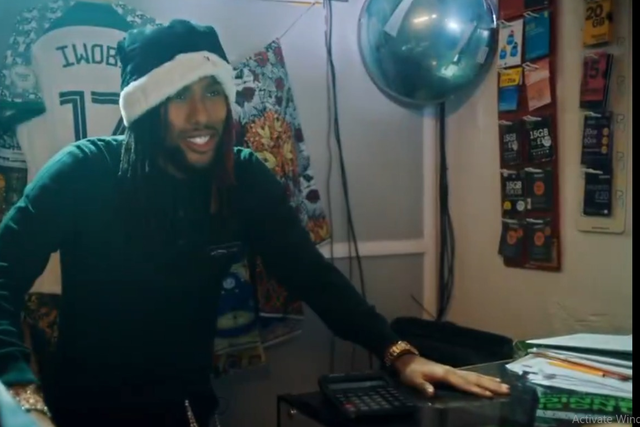 Jogador de Marco Silva faz de Pai Natal e abre loja para ajudar os mais carenciados