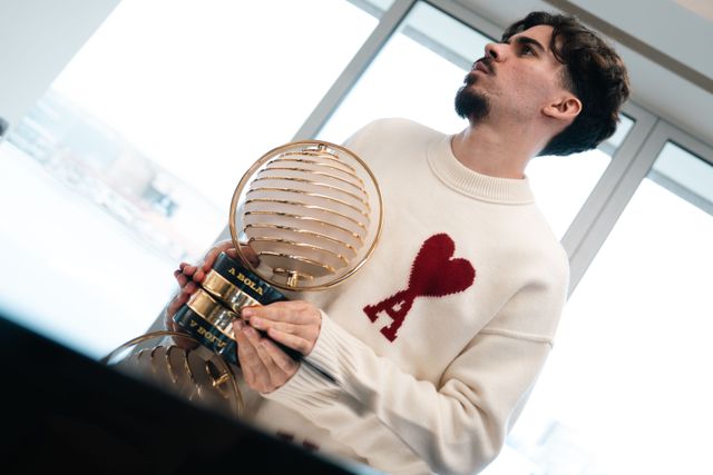 Vitinha, Figura do Ano de A BOLA, com o respetivo troféu - Foto: André Carvalho