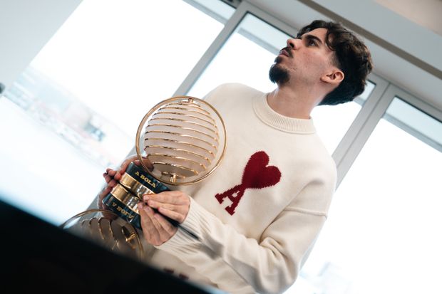 Vitinha, Figura do Ano de A BOLA, com o respetivo troféu - Foto: André Carvalho