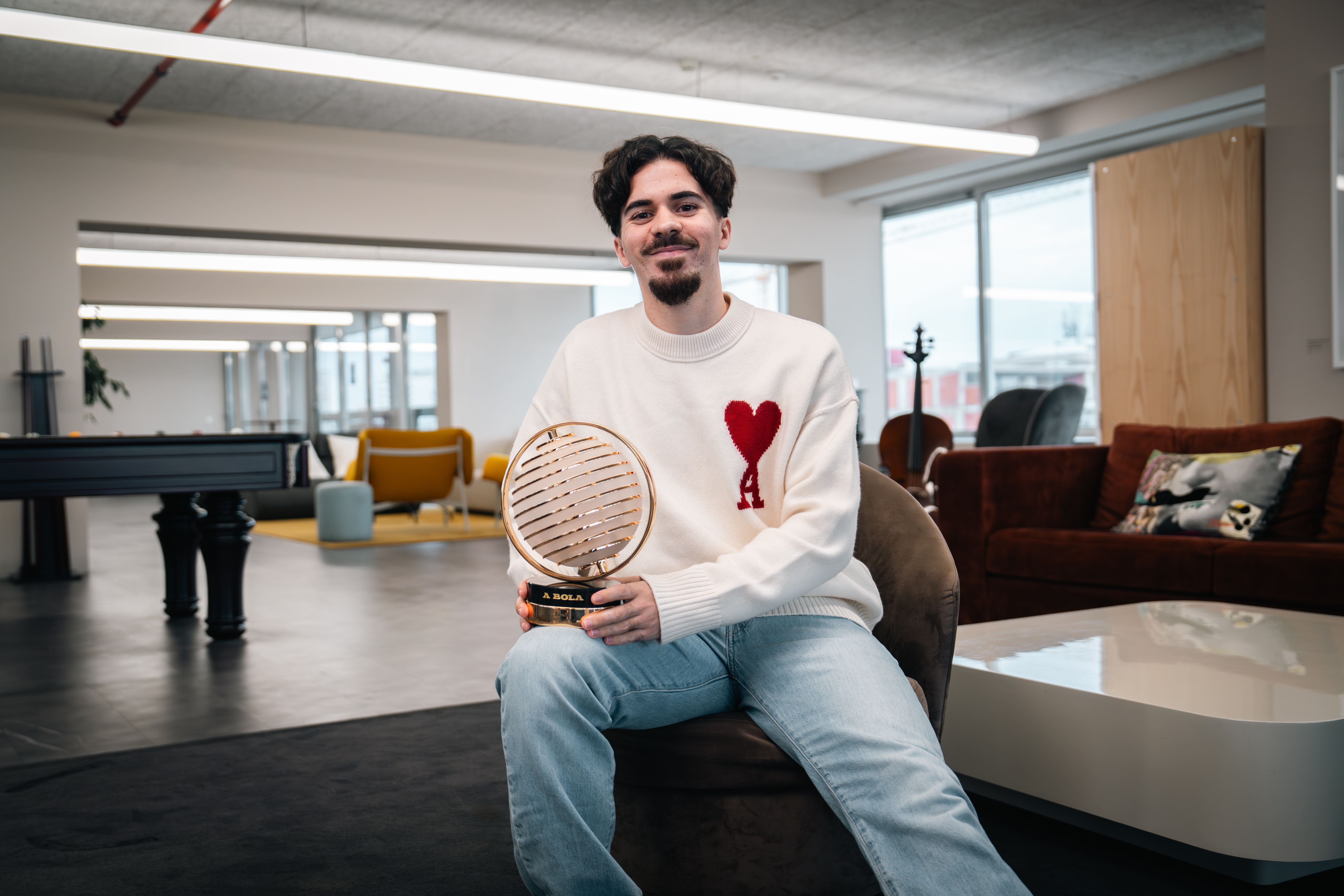 Vitinha ostenta orgulhosamente o novo troféu de Figura do Ano de A BOLA - Foto: André Carvalho