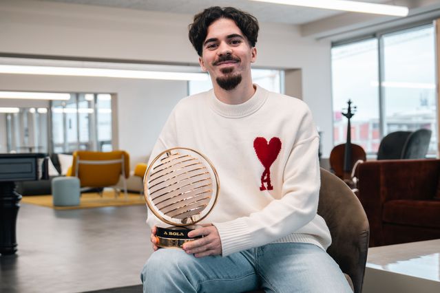Vitinha ostenta orgulhosamente o novo troféu de Figura do Ano de A BOLA - Foto: André Carvalho