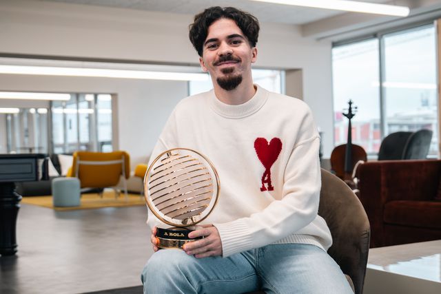 Vitinha ostenta orgulhosamente o novo troféu de Figura do Ano de A BOLA - Foto: André Carvalho